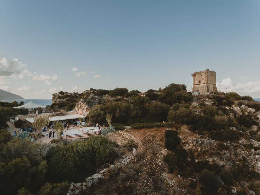 Suggestiva foto panoramica aerea della Torre di Scopello ed il luogo del rito di matrimonio