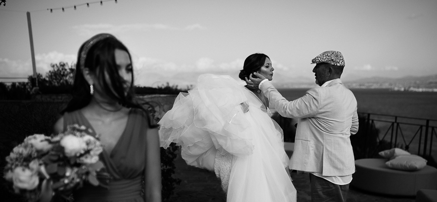 Ultimi ritocchi all'acconciatura della sposa prima del rito civile alla Torre di Scopello. In questa foto si vedono la sposa, sua figlia ed il Wedding Planner Mauro Adami