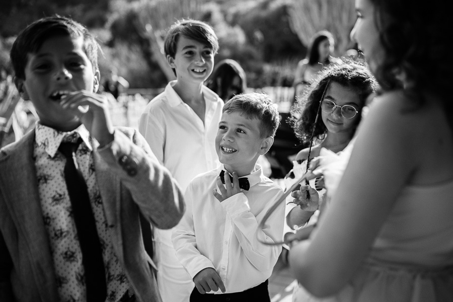 Bambini gioiosi nell'attesa dell'arrivo della sposa per la cerimonia di Matrimonio alla Torre di Scopello