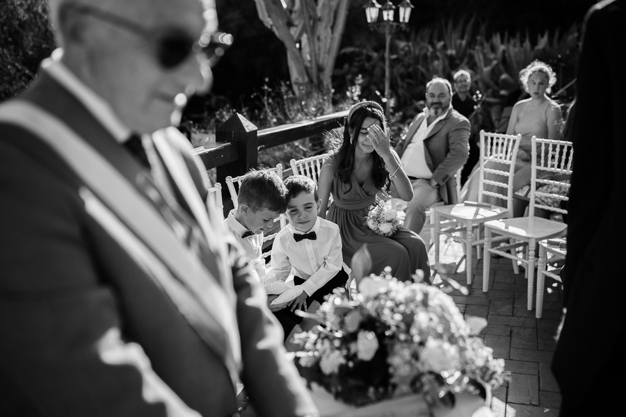 Reazioni simpatiche dei figli della sposa durante la cerimonia di matrimonio alla Torre di Scopello