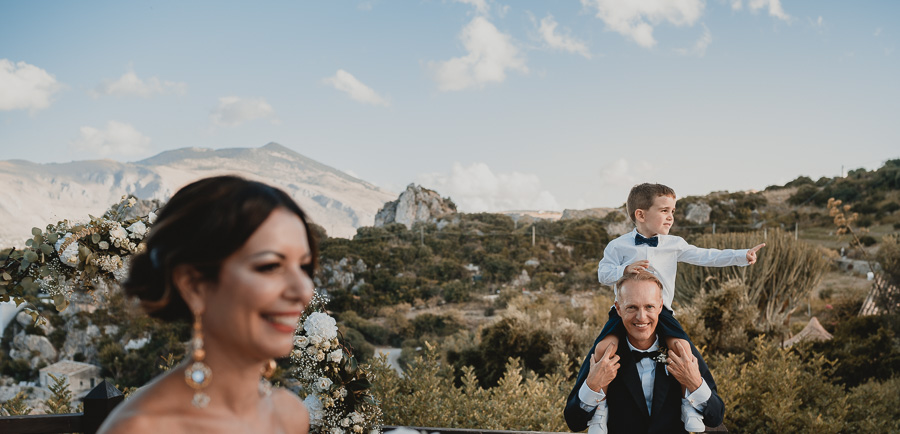 Sposa e Sposo con Figlio sulle spalle all Torre di Scopello