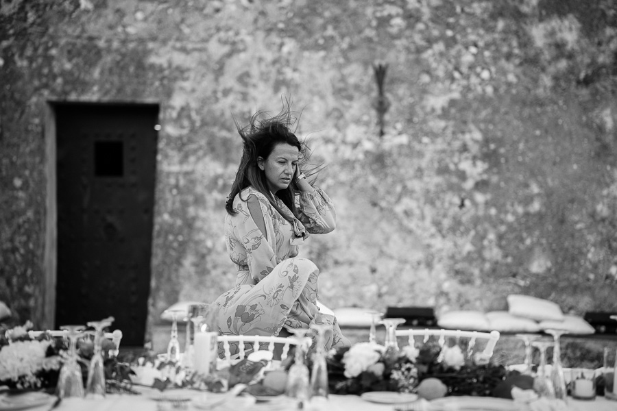 Invitata al Matrimonio alla Torre di Scopello con i capelli mossi dal vento