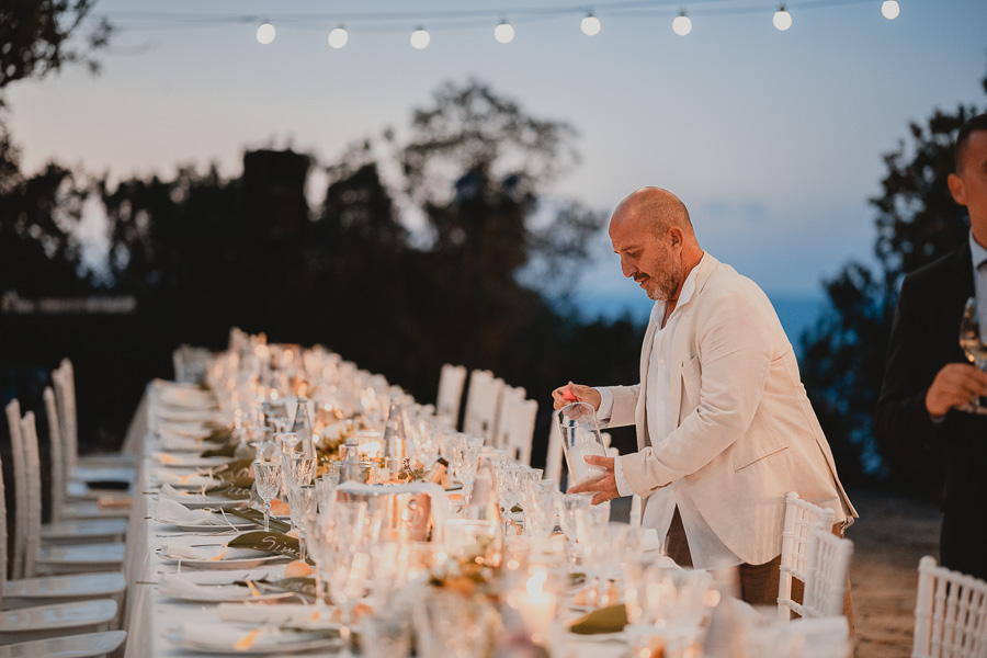 Mauro Adami Wedding Planner controlla gli ultimi dettagli del Tavolo Imperiale per il ricevimento di Matrimonio alla Torre di Scopello