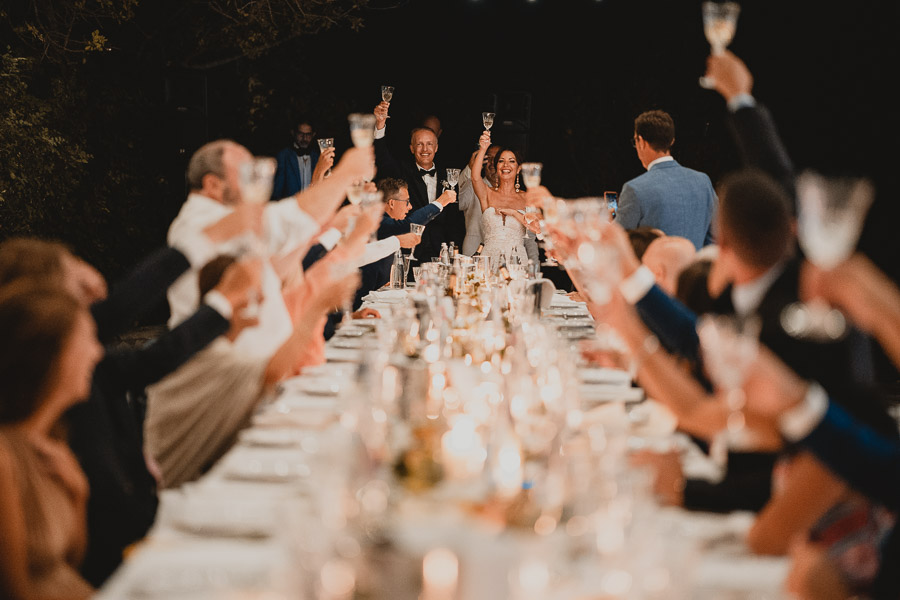 Sposi al Tavolo Imperiale che brindano con gli invitati durante il Ricevimento di Matrimonio alla Torre di Scopello