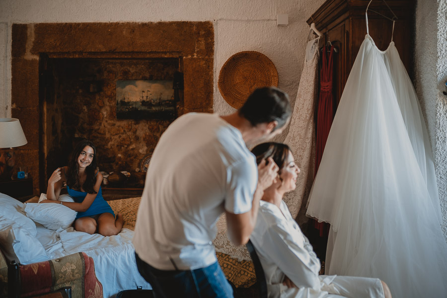 Preparativi della sposa dentro la Torre di Scopello con sua figlia ed il parrucchiere Lorenzo di "Coppola Parrucchieri"