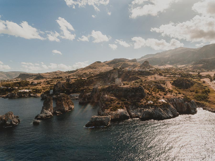 Suggestiva foto panoramica della costa di Scopello vista dal mare attraverso un drone