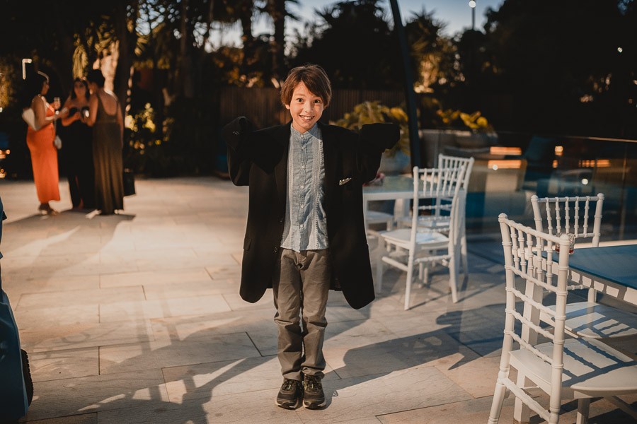 Bambino con la giacca di un adulto mentre si diverte al matrimonio alla Villa Favorita di Marsala