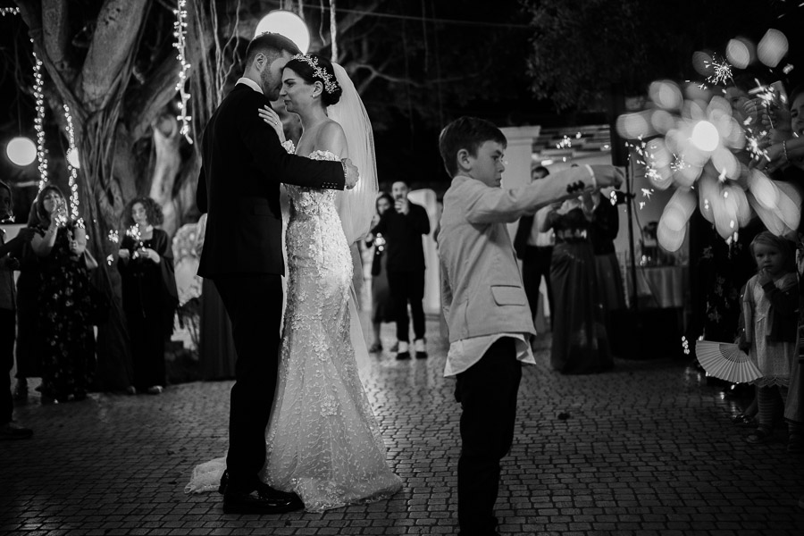 Primo Ballo degli Sposi durante la Festa di Matrimonio e Bambino con le Stelle Filanti Scintillanti alla Villa Favorita di Marsala