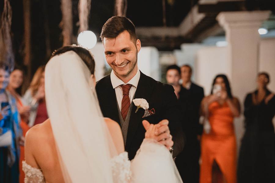 Sposo che ride durante il Ballo Sposi alla Villa Favorita di Marsala