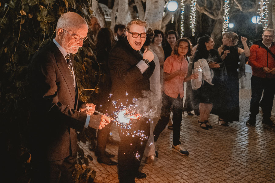 Invitati che si divertono con le Stelle Filanti Scintillanti durante la festa del Matrimonio alla Villa Favorita di Marsala