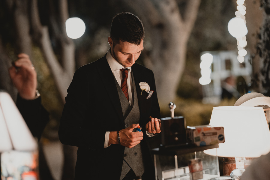 Sposo che si accende un Sigaro durante la Festa di Matrimonio alla Villa Favorita di Marsala 