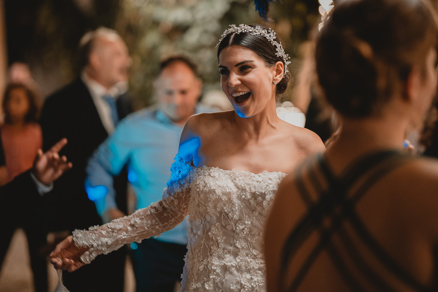 Sposa che Balla e si diverte alla Festa di Matrimonio alla Villa Favorita di Marsala 