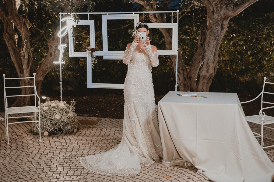 Sposa scatta una foto con la Polaroid durante la Festa di Matrimonio alla Villa Favorita di Marsala 
