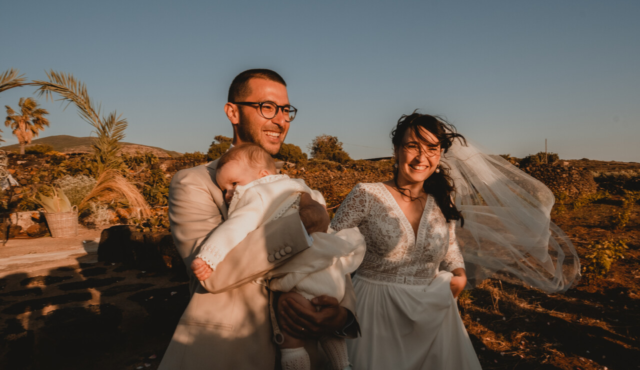 Sposi con Figlia in Braccio alla fine della cerimonia al Tramonto di Pantelleria